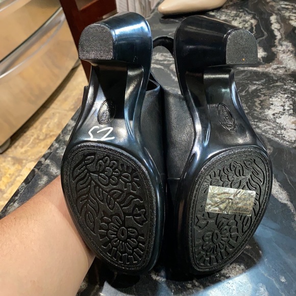 Women’s black heels size 8.5W - Picture 3 of 3